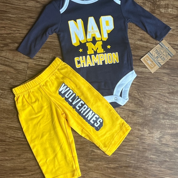 NWT! Licensed Michigan Wolverine Champs Football Baby Pant And Shirt Outfit Set - Picture 1 of 3